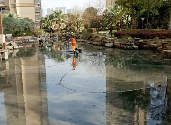 和平镇景观池淤泥清理