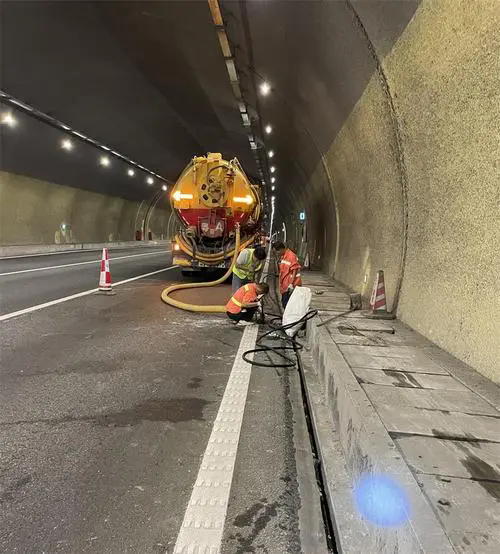 和平镇隧道排水渠清淤